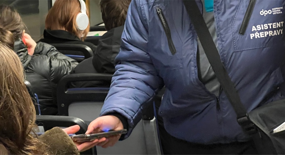 Každý osmý cestující musel během noční kontroly z vozidla MHD ven