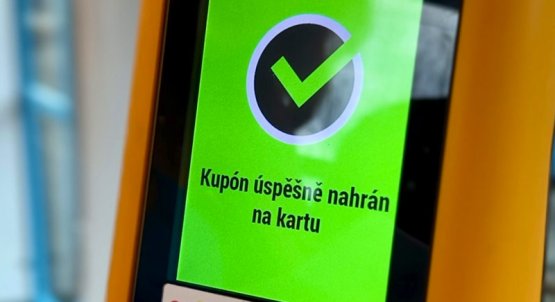 Zásadní změna v MHD pro seniory. „Nulový“ kupón teď prodlouží pohodlně přímo ve voze