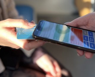 Asistenti se strážníky zkontrolovali během týdenní bezpečnostní akce v MHD 23 tisíc cestujících