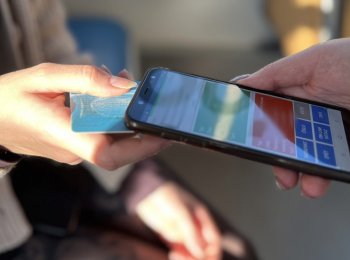 Asistenti se strážníky zkontrolovali během týdenní bezpečnostní akce v MHD 23 tisíc cestujících