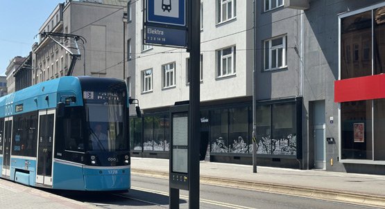 Revoluce jízdních řádů. DPO instaluje chytré e-papery na zastávkách