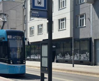Revoluce jízdních řádů. DPO instaluje chytré e-papery na zastávkách